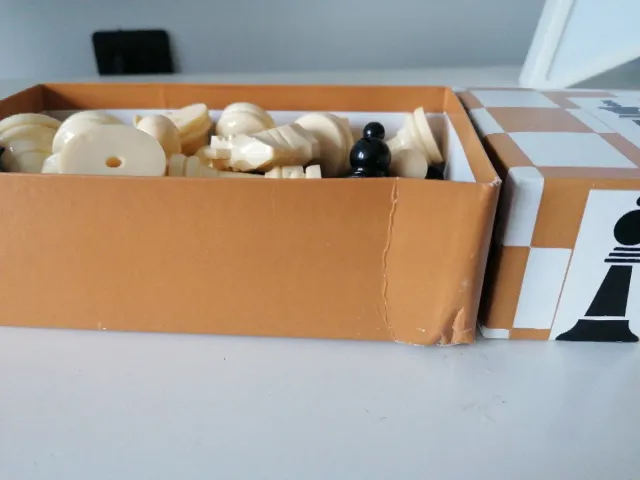 Piezas de ajedrez Staunton n 5 blancas y negras