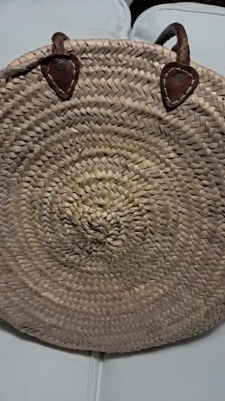 Bolso de mimbre con asa de cuero