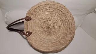 Bolso de mimbre con asa de cuero