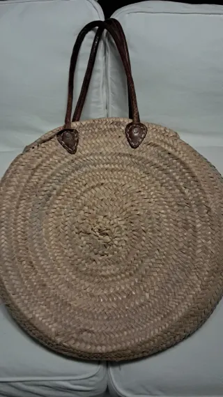 Bolso de mimbre con asa de cuero