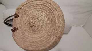 Bolso de mimbre con asa de cuero