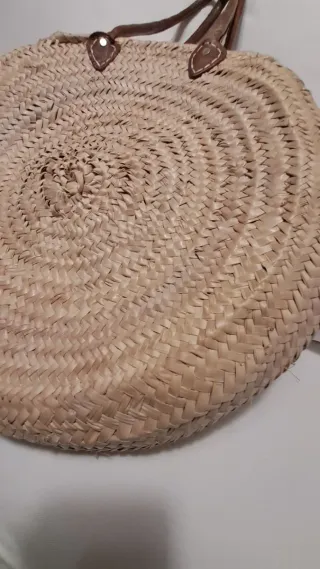 Bolso de mimbre con asa de cuero