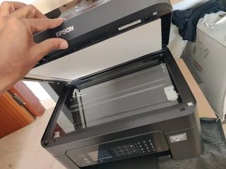 Impresora Epson WF-2950 con cartuchos nuevos