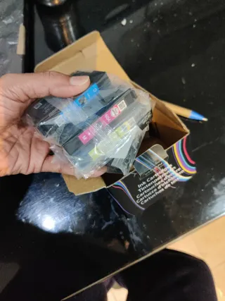 Impresora Epson WF-2950 con cartuchos nuevos