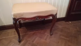 Descalzadora Luis XV madera caoba y tapizada beige