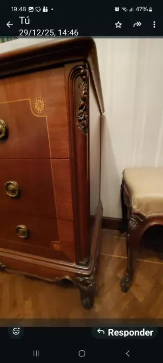 Descalzadora Luis XV madera caoba y tapizada beige