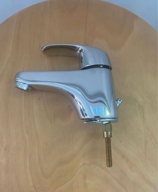 Grifos de metal plateado