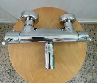 Grifos de metal plateado