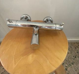 Grifos de metal plateado