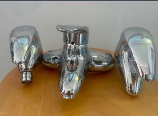 Grifos de metal plateado