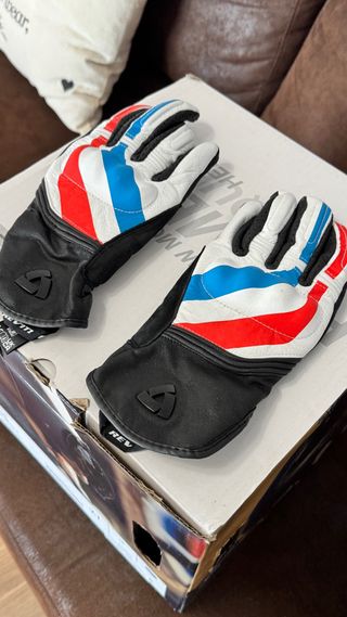 Casco Shoei Glamster Resurrection+ Guantes Rev’it.