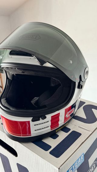 Casco Shoei Glamster Resurrection+ Guantes Rev’it.