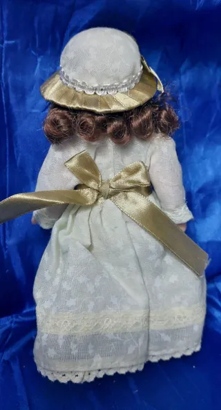 Muñeca antigua vestido época y sombrero