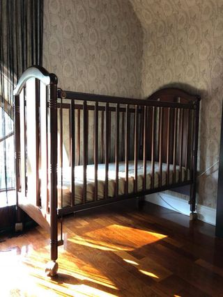 Cuna de madera para bebé casi nuevo