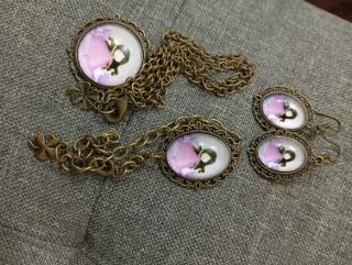 Conjunto de joyería: pulsera, pendientes y colgant