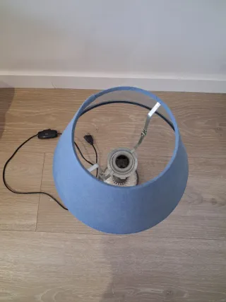 Lámpara de mesa azul y plateada