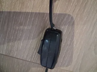 Lámpara de mesa azul y plateada