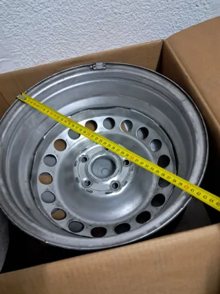 4 Tapacubos y llantas VW Originales