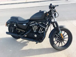 Harley Davidson Sportster 883 Iron Negra