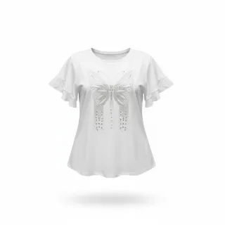 Blusa blanca fluida con mariposa en tachuelas