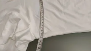 Blusa blanca fluida con mariposa en tachuelas