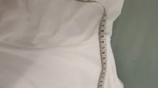 Blusa blanca fluida con mariposa en tachuelas