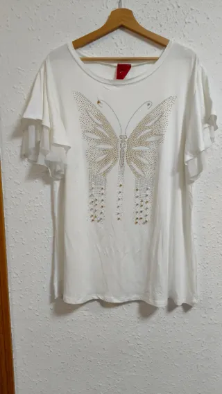 Blusa blanca fluida con mariposa en tachuelas