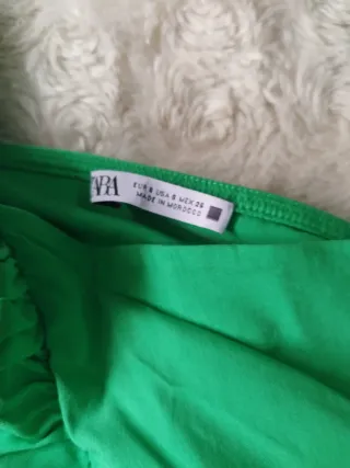 Top Zara verde asimétrico con volantes