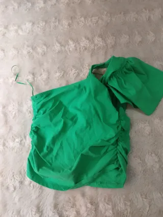 Top Zara verde asimétrico con volantes