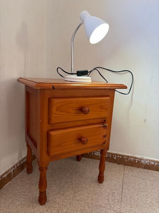Mesilla de noche de madera con lámpara