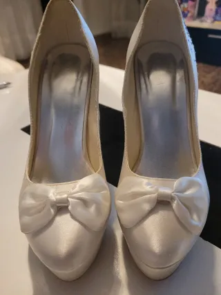 Zapatos de tacón blancos con lazo