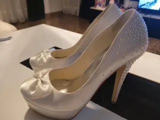Zapatos de tacón blancos con lazo