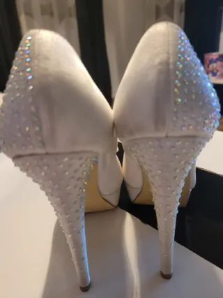 Zapatos de tacón blancos con lazo