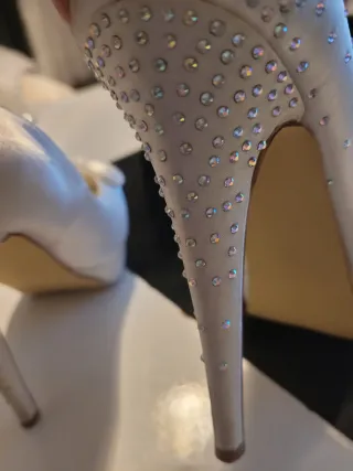 Zapatos de tacón blancos con lazo