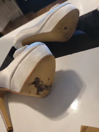 Zapatos de tacón blancos con lazo