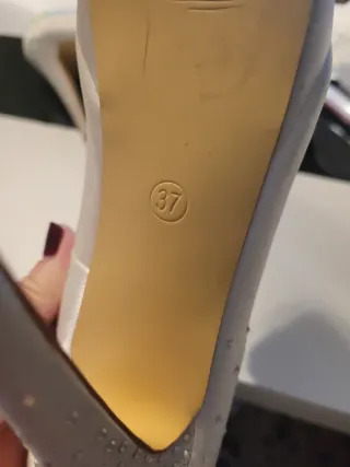 Zapatos de tacón blancos con lazo