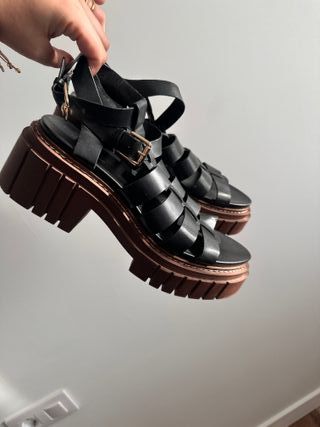 Sandalias negras plataforma marrón