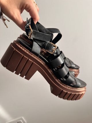 Sandalias negras plataforma marrón