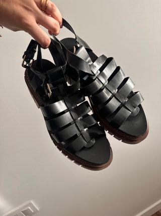 Sandalias negras plataforma marrón