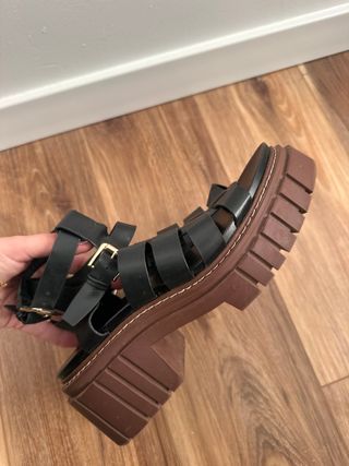 Sandalias negras plataforma marrón