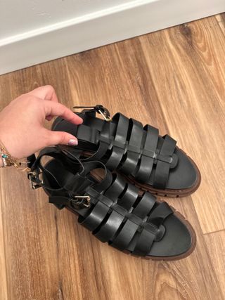 Sandalias negras plataforma marrón