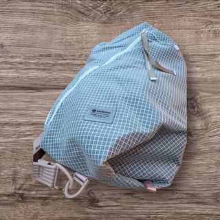 Lululemon Bolso Cruzado Gris y Beige