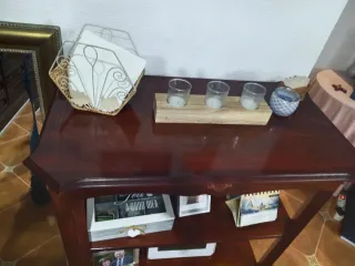 Mueble de madera y cristal