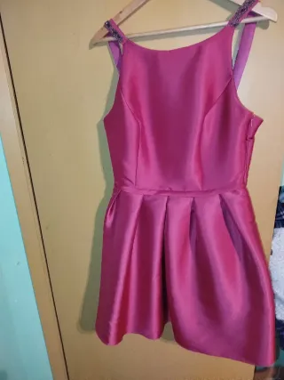 Vestido de fiesta rosa con pedrería