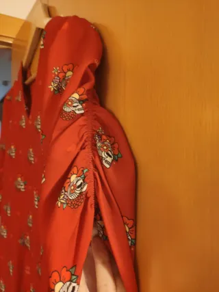 Vestido rojo retro con calaveras