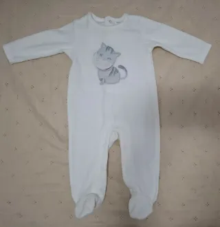 Pijama bebé blanco con gatito.
