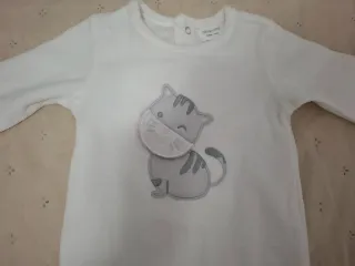 Pijama bebé blanco con gatito.