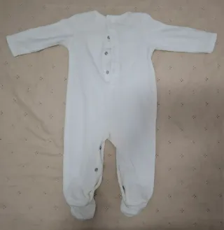 Pijama bebé blanco con gatito.