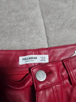 Pantalón polipiel burdeos