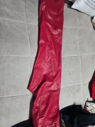 Pantalón polipiel burdeos